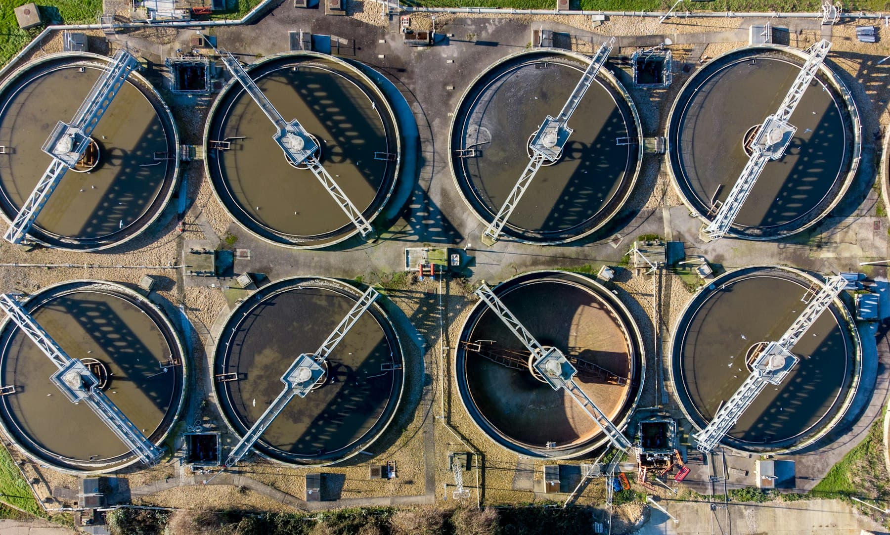 Water treatment plant with settling tanks and control infrastructure